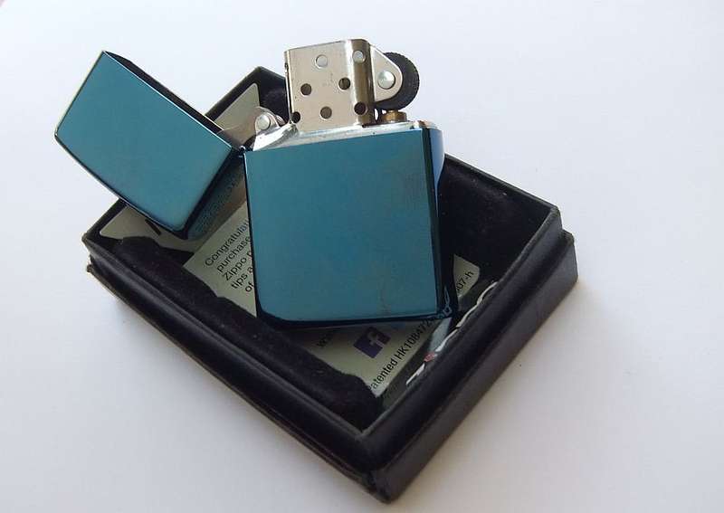 ORIGINAL !! ALMOST NEW !! A GENUINE ZIPPO LIGHTER WITH ORIGINAL BOX !! SMOKE IN STYLE !!