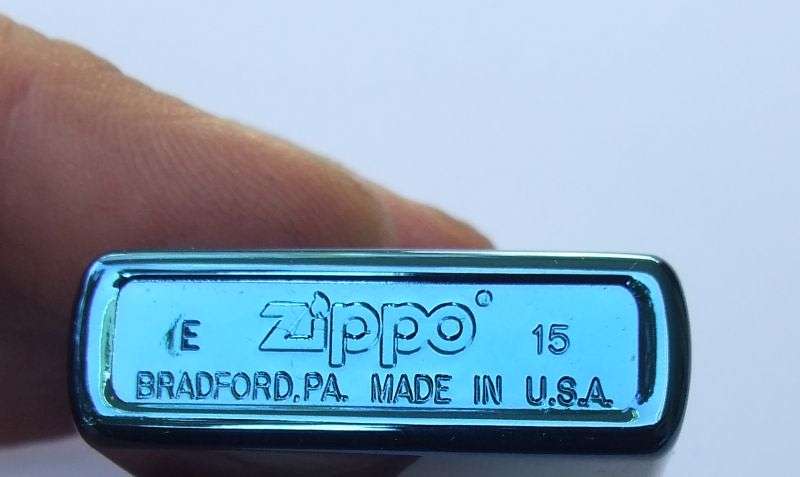 ORIGINAL !! ALMOST NEW !! A GENUINE ZIPPO LIGHTER WITH ORIGINAL BOX !! SMOKE IN STYLE !!