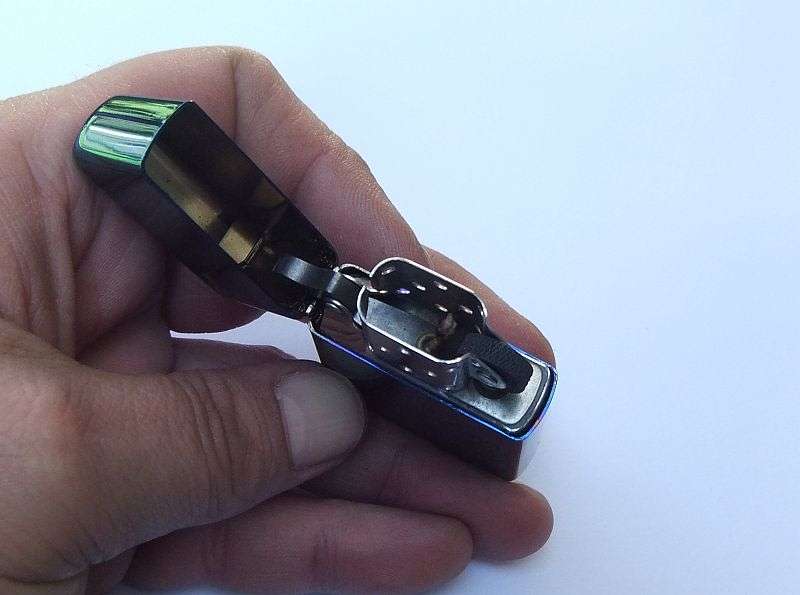 ORIGINAL !! ALMOST NEW !! A GENUINE ZIPPO LIGHTER WITH ORIGINAL BOX !! SMOKE IN STYLE !!