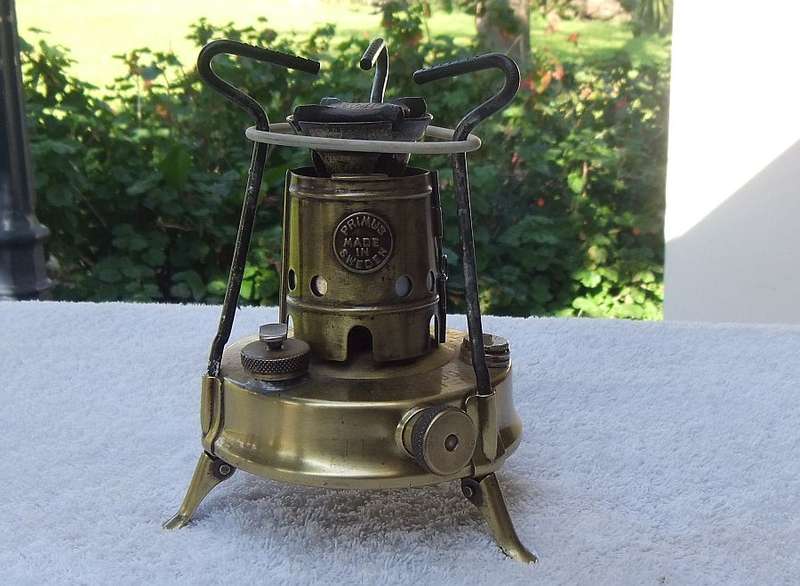 SJOE , TE PRAGTIG !! MADE IN SWEDEN...A VINTAGE SOLID BRASS PRIMUS STOVE NO 96 WITH FOLDABLE "LEGS"
