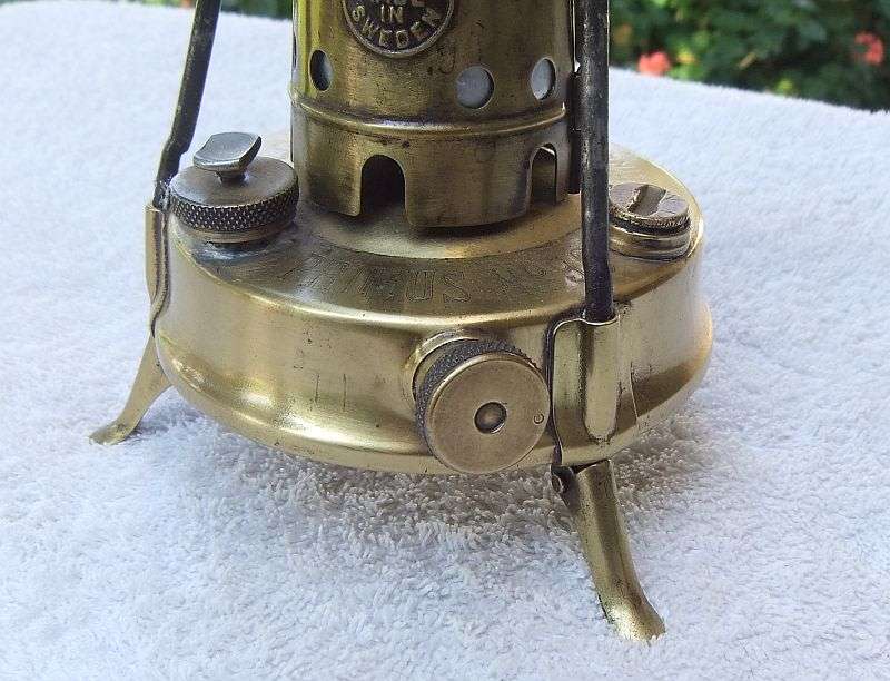 SJOE , TE PRAGTIG !! MADE IN SWEDEN...A VINTAGE SOLID BRASS PRIMUS STOVE NO 96 WITH FOLDABLE "LEGS"