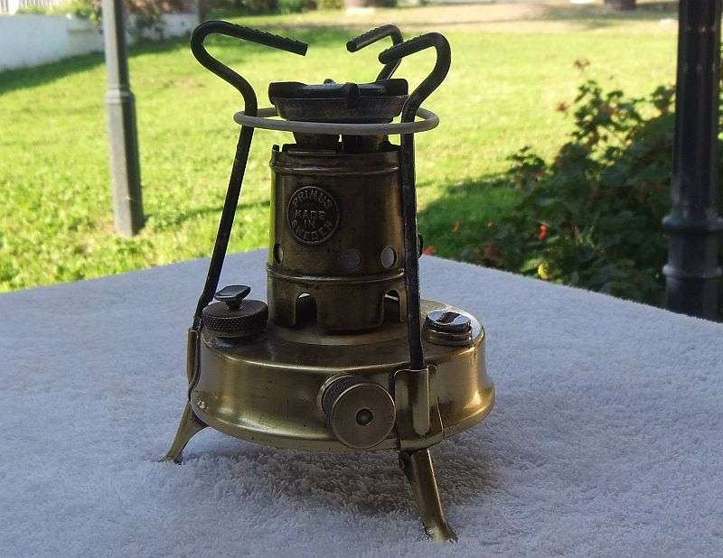 SJOE , TE PRAGTIG !! MADE IN SWEDEN...A VINTAGE SOLID BRASS PRIMUS STOVE NO 96 WITH FOLDABLE "LEGS"