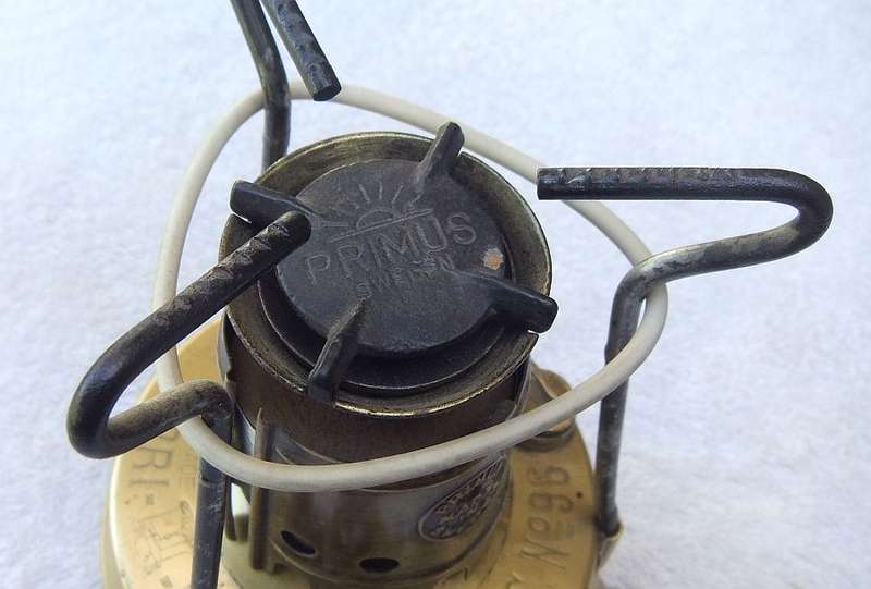 SJOE , TE PRAGTIG !! MADE IN SWEDEN...A VINTAGE SOLID BRASS PRIMUS STOVE NO 96 WITH FOLDABLE "LEGS"