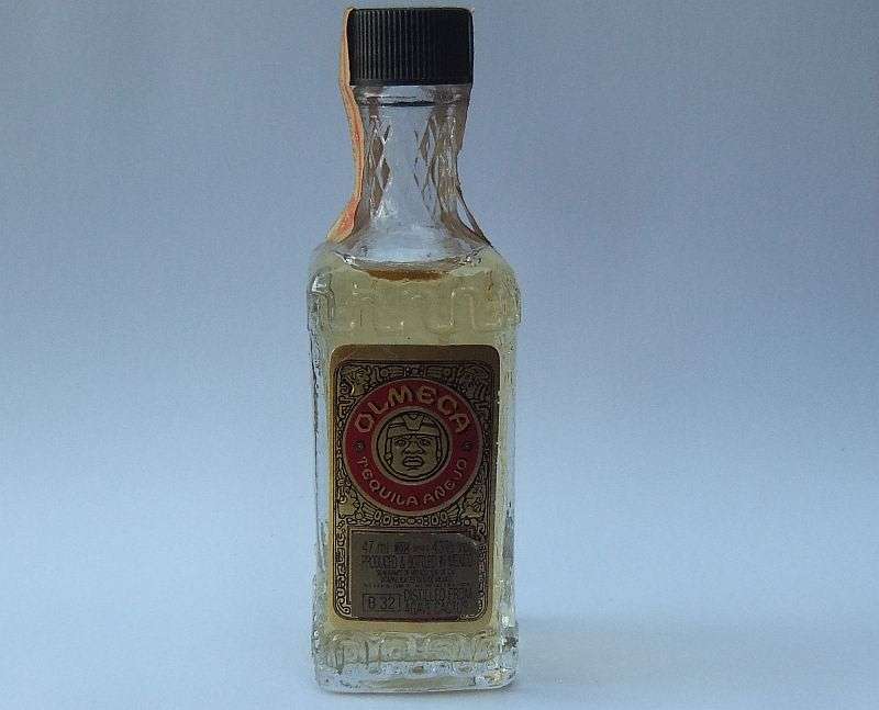 SEALED !! 47 ML VINTAGE MINIATURE !! 43 % ALCOHOL ..."" OLMECA TEQUILA "" WITH EXPORT TAG / SEAL