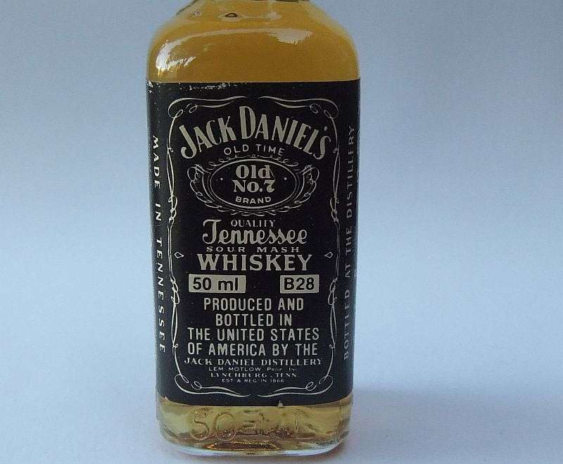 SEALED !! 50 ML VINTAGE MINIATURE !! 40 % ALCOHOL ..."" JACK DANIELS "" EXPORT QUALITY !!