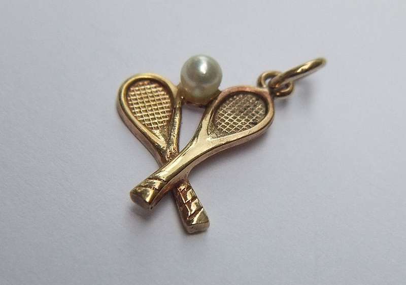 THE CUTEST THING EVER !! A SOLID 9CT GOLD TENNIS MOTIF PENDANT WITH TINY GENUINE PEARL !! WOW !!