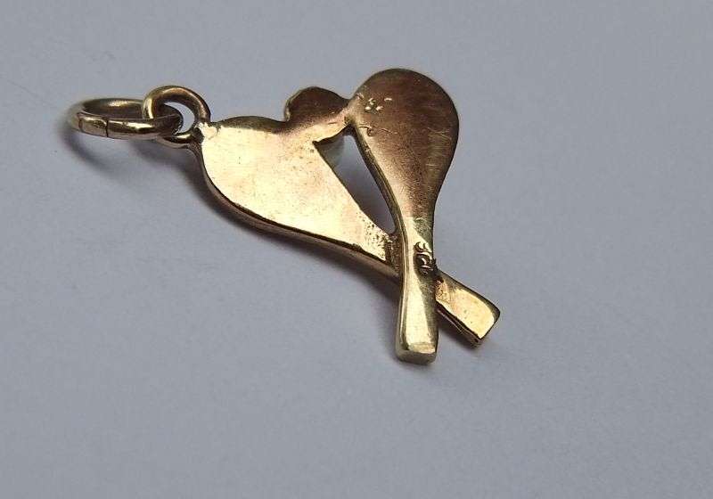 THE CUTEST THING EVER !! A SOLID 9CT GOLD TENNIS MOTIF PENDANT WITH TINY GENUINE PEARL !! WOW !!