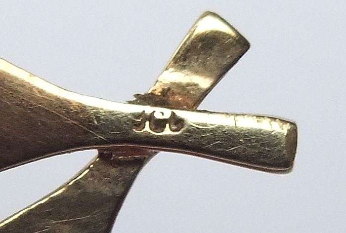 THE CUTEST THING EVER !! A SOLID 9CT GOLD TENNIS MOTIF PENDANT WITH TINY GENUINE PEARL !! WOW !!