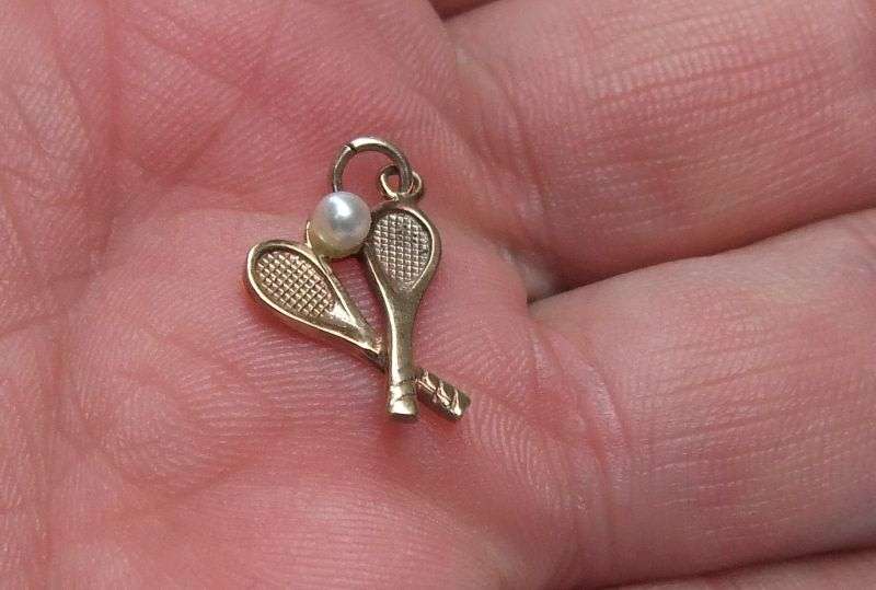 THE CUTEST THING EVER !! A SOLID 9CT GOLD TENNIS MOTIF PENDANT WITH TINY GENUINE PEARL !! WOW !!