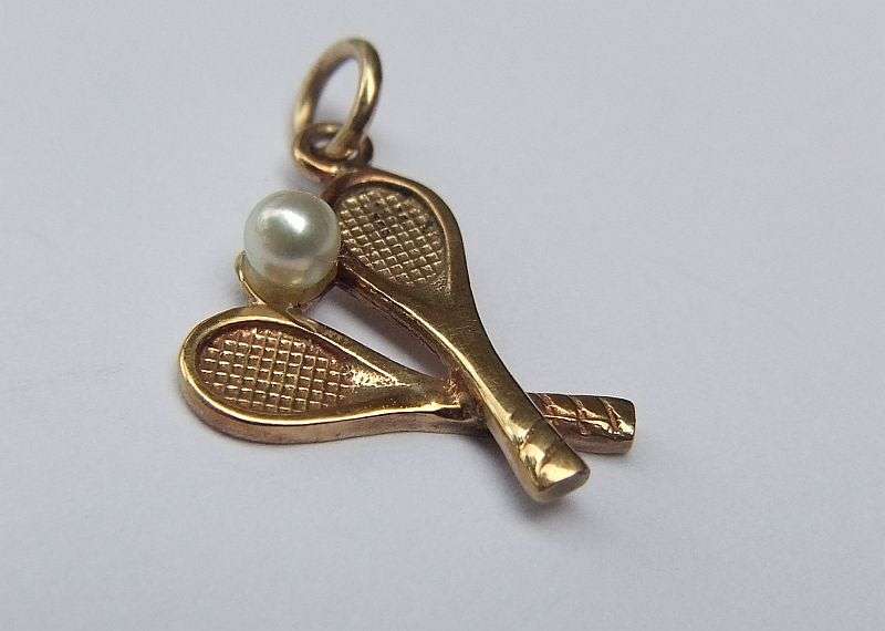 THE CUTEST THING EVER !! A SOLID 9CT GOLD TENNIS MOTIF PENDANT WITH TINY GENUINE PEARL !! WOW !!