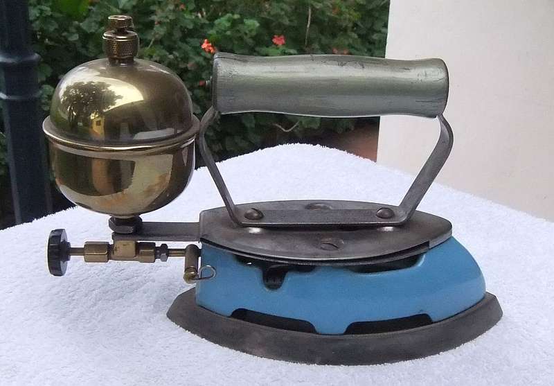 NOT A SPACESHIP !! A TOTALLY COOL VINTAGE COLEMAN IRON ... A RARE ITEM...AN INTERESTING FIND INDEED