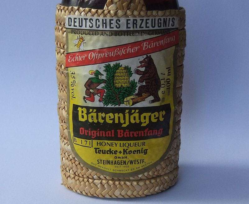 SEALED !! 100 ML VINTAGE MINIATURE !! 35 % ALCOHOL ..."BARENJAGER" HONEY LIQUEUR