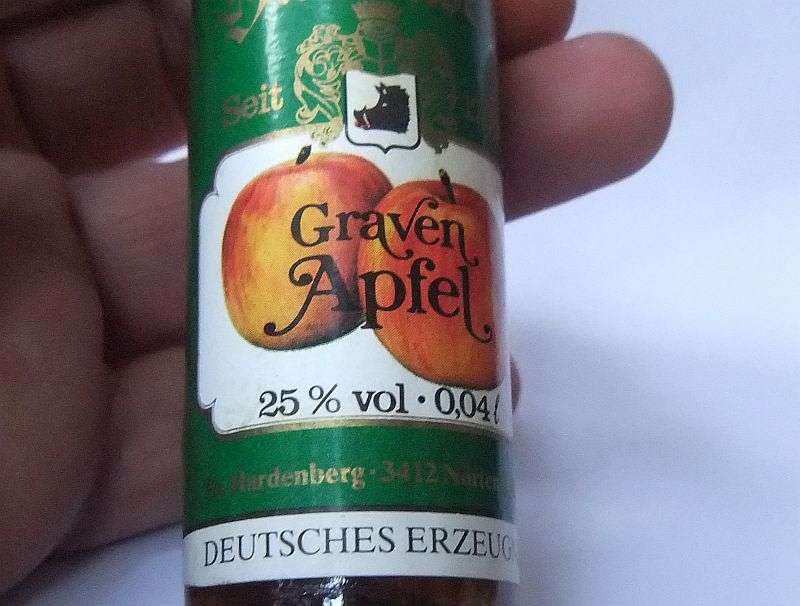 SEALED !! 40 ML VINTAGE MINIATURE !! 25 % ALCOHOL ..."HARDENBERG" APPLE LIQUEUR