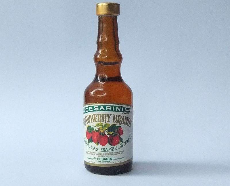 SEALED !! 16 ML VINTAGE MINIATURE !! UNKNOWN % ALCOHOL ..."STRAWBERRY BRANDY" ITALIAN