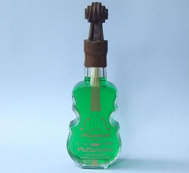 SEALED !! 40 ML VINTAGE MINIATURE !! 21 % ALCOHOL ..."NANNERL" PEPPERMINT LIQUEUR !! VIOLIN BOTTLE !