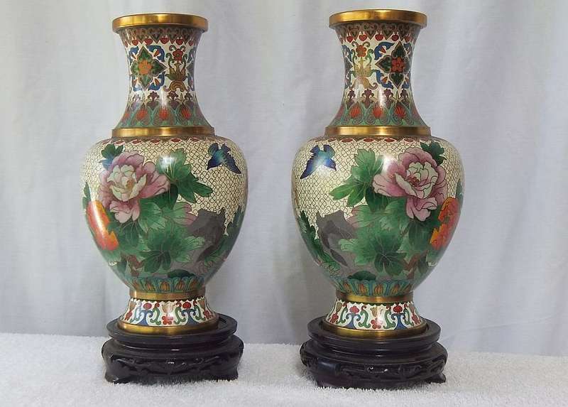 SO DIVINE , MAKES ME HAPPY .... A GORGEOUS PAIR OF CHINESE CLOISONNE VASES IN AMAZING CONDITION !!
