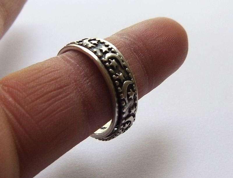 WOW !! MOON & STARS MOTIF !! A COOL SOLID STERLING SILVER "" SPINNER "" RING !! FREE COMBINING !!