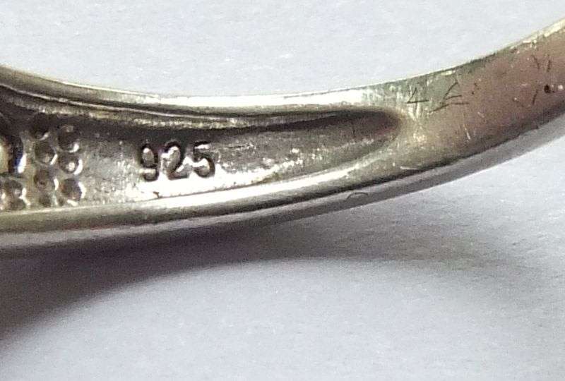 A GORGEOUS DESIGNER STAMPED SOLID STERLING SILVER RING WITH FACETED STONES !! FREE COMBINING !!