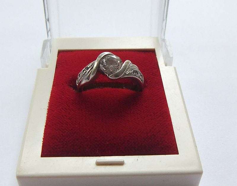 A GORGEOUS DESIGNER STAMPED SOLID STERLING SILVER RING WITH FACETED STONES !! FREE COMBINING !!