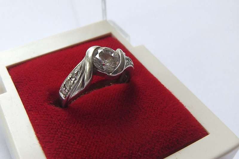 A GORGEOUS DESIGNER STAMPED SOLID STERLING SILVER RING WITH FACETED STONES !! FREE COMBINING !!