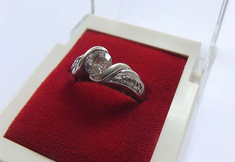 A GORGEOUS DESIGNER STAMPED SOLID STERLING SILVER RING WITH FACETED STONES !! FREE COMBINING !!