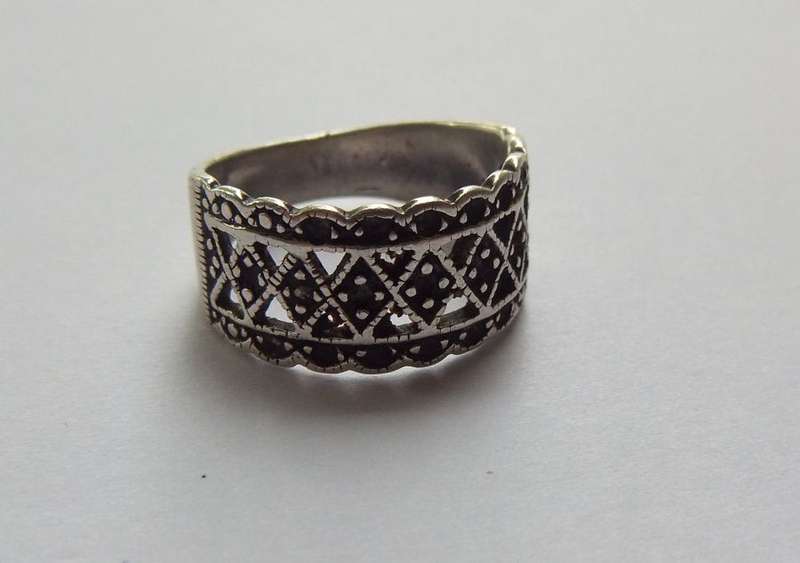 A UNIQUE SOLID STERLING SILVER RING WITH PLACE FOR MARCASITE MAYBE ? MUST HAVE !! FREE COMBINING !!