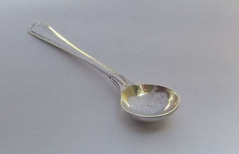 AN ADORABLE VINTAGE SOLID GERMAN SILVER "800" SALT SPOON !! EXCELLENT CONDITION !! FREE COMBINING !!