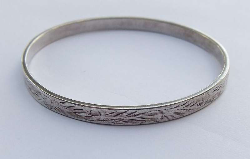 A GREAT QUALITY VINTAGE LOOK SOLID STERLING SILVER BANGLE WITH DECORATION !! FREE COMBINING !!