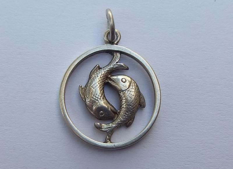 SOMETHING FISHY !! A DETAILED SOLID STERLING SILVER PISCES MOTIF PENDANT !! FREE COMBINING !!