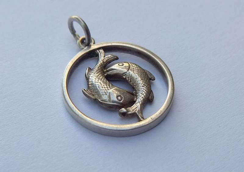 SOMETHING FISHY !! A DETAILED SOLID STERLING SILVER PISCES MOTIF PENDANT !! FREE COMBINING !!