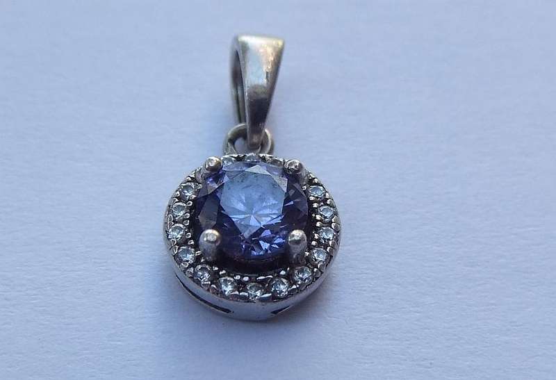 AN ELEGANT SOLID STERLING SILVER PENDANT WITH A BEAUTIFUL FACETED BLUE STONE !! FREE COMBINING !!