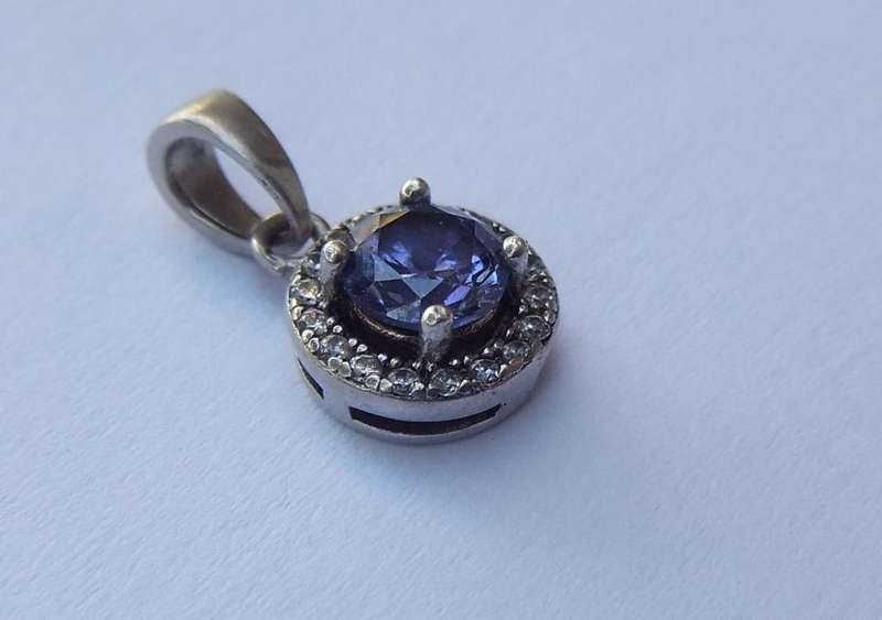 AN ELEGANT SOLID STERLING SILVER PENDANT WITH A BEAUTIFUL FACETED BLUE STONE !! FREE COMBINING !!