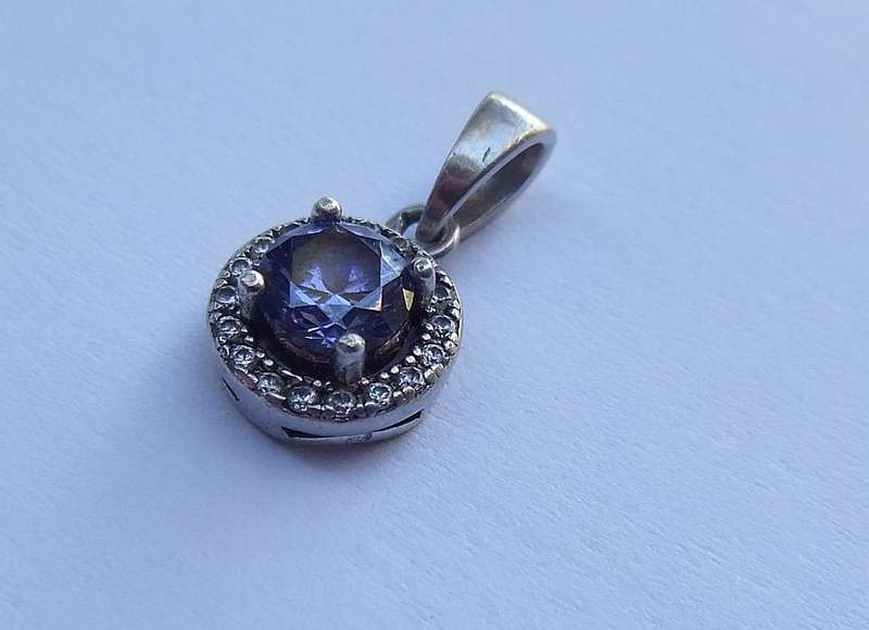 AN ELEGANT SOLID STERLING SILVER PENDANT WITH A BEAUTIFUL FACETED BLUE STONE !! FREE COMBINING !!