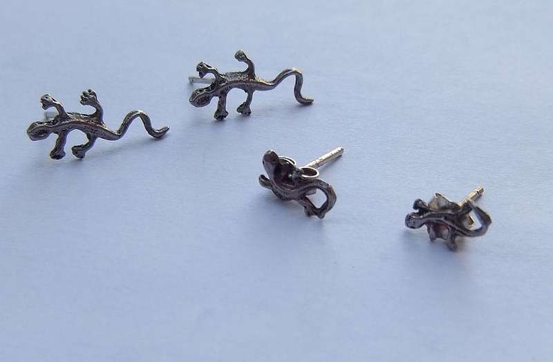 TWO PAIRS OF VINTAGE SOLID STERLING SILVER "LIZARD" MOTIF STUD EARRINGS !! FREE COMBINING !!