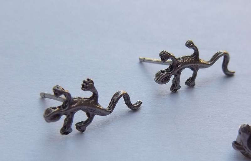 TWO PAIRS OF VINTAGE SOLID STERLING SILVER "LIZARD" MOTIF STUD EARRINGS !! FREE COMBINING !!