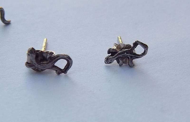TWO PAIRS OF VINTAGE SOLID STERLING SILVER "LIZARD" MOTIF STUD EARRINGS !! FREE COMBINING !!