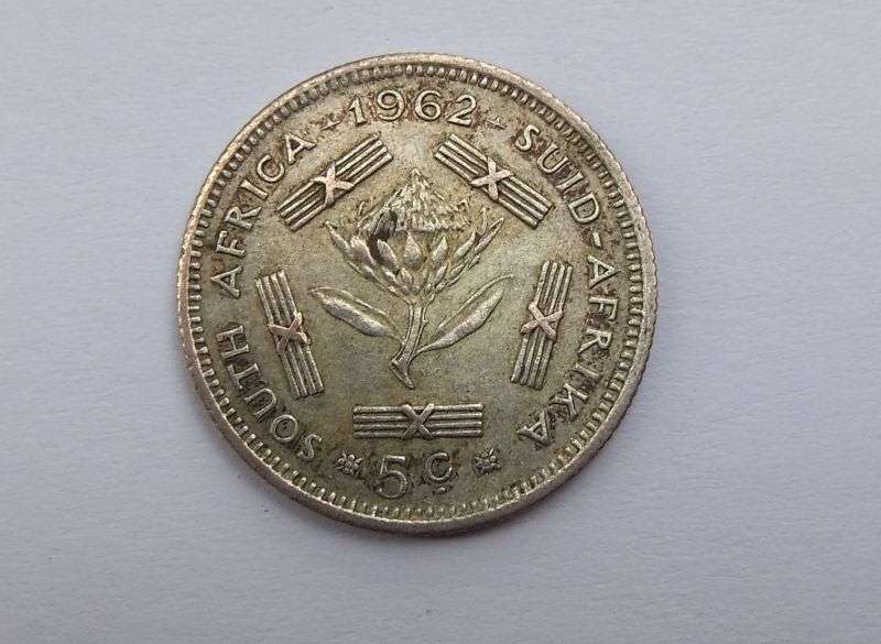 SILVER COIN !! A 1962 SOUTH AFRICAN FIVE CENTS COIN !! 50 % SILVER !! FREE COMBINING !!