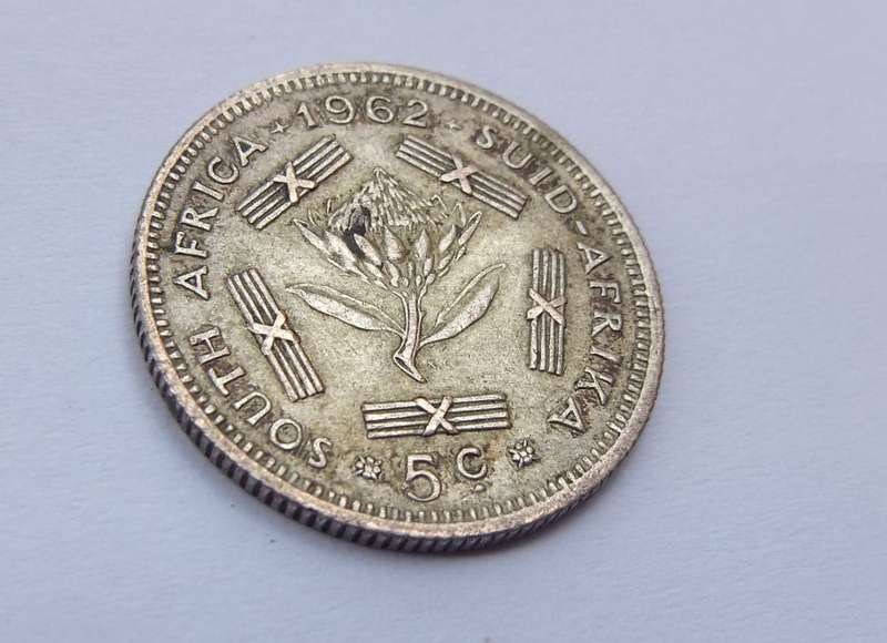 SILVER COIN !! A 1962 SOUTH AFRICAN FIVE CENTS COIN !! 50 % SILVER !! FREE COMBINING !!