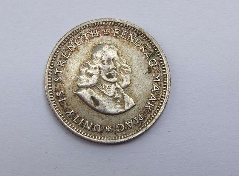SILVER COIN !! A 1962 SOUTH AFRICAN FIVE CENTS COIN !! 50 % SILVER !! FREE COMBINING !!