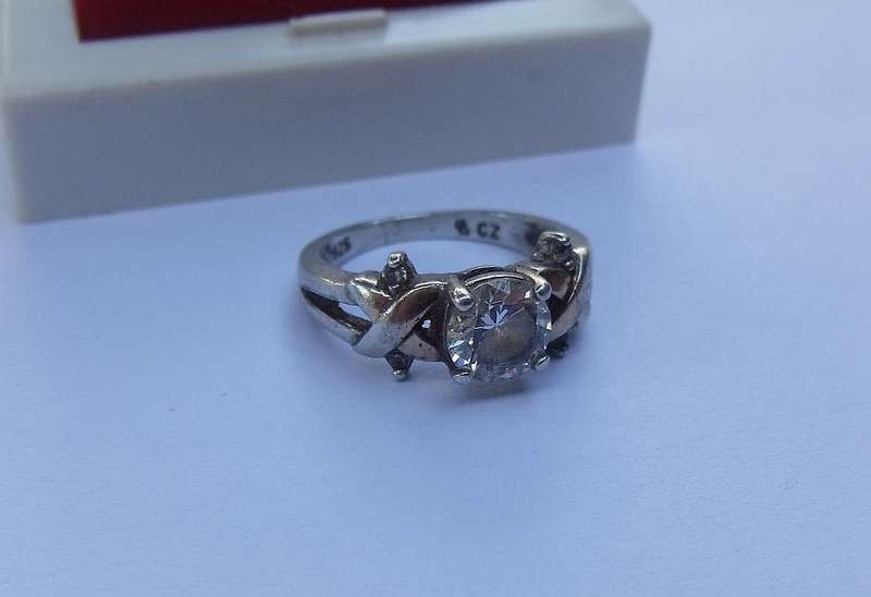 WOW !! A BEAUTUFUL QUALITY CRAFTED SOLID STERLING SILVER DESIGNER RING SET WITH FACETED STONES !!