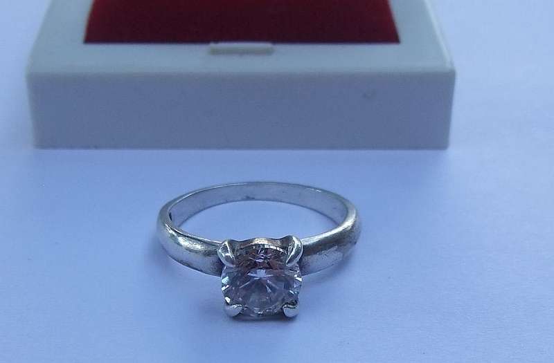 WOW !! A TIMELESS DESIGN ENGAGEMENT STYLE RING IN SOLID STERLING SILVER SET WITH A FACETED STONE !!