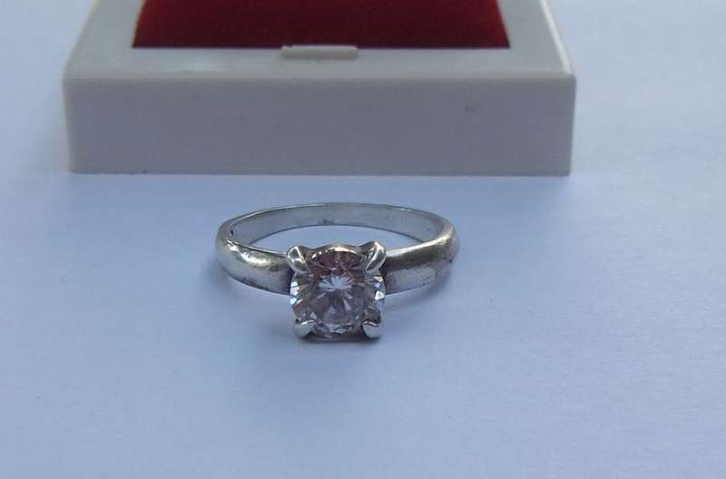 WOW !! A TIMELESS DESIGN ENGAGEMENT STYLE RING IN SOLID STERLING SILVER SET WITH A FACETED STONE !!