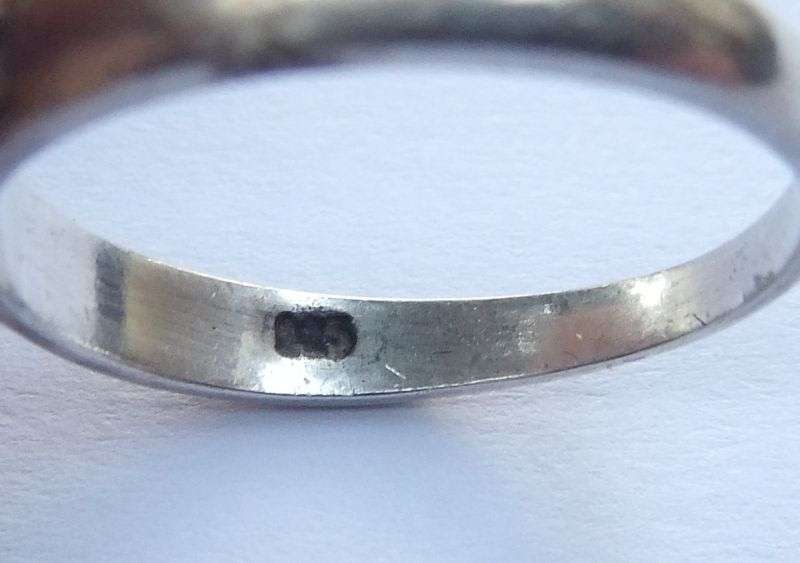 WOW !! A TIMELESS DESIGN ENGAGEMENT STYLE RING IN SOLID STERLING SILVER SET WITH A FACETED STONE !!