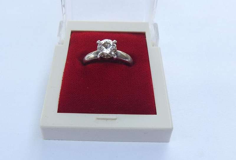 WOW !! A TIMELESS DESIGN ENGAGEMENT STYLE RING IN SOLID STERLING SILVER SET WITH A FACETED STONE !!