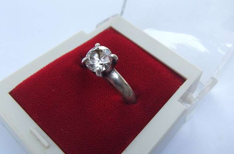 WOW !! A TIMELESS DESIGN ENGAGEMENT STYLE RING IN SOLID STERLING SILVER SET WITH A FACETED STONE !!