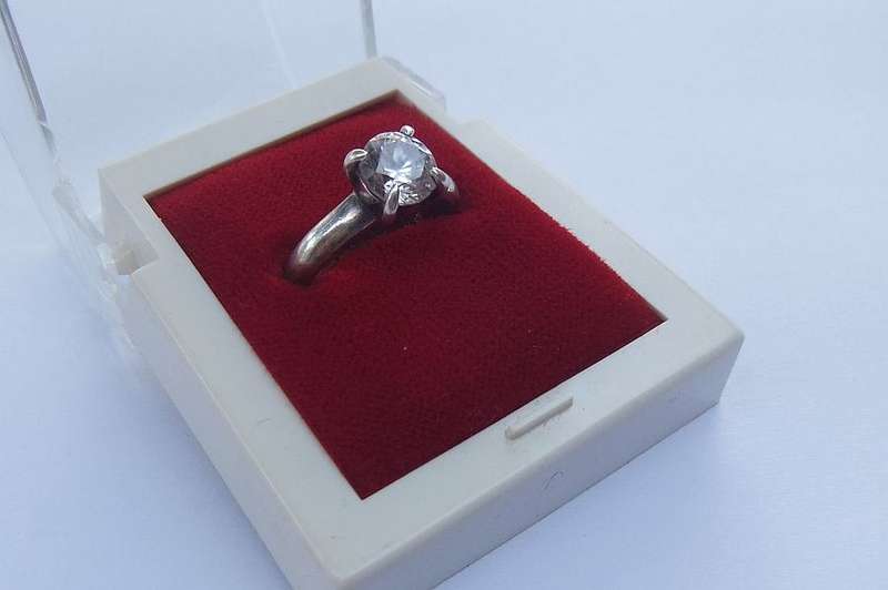 WOW !! A TIMELESS DESIGN ENGAGEMENT STYLE RING IN SOLID STERLING SILVER SET WITH A FACETED STONE !!
