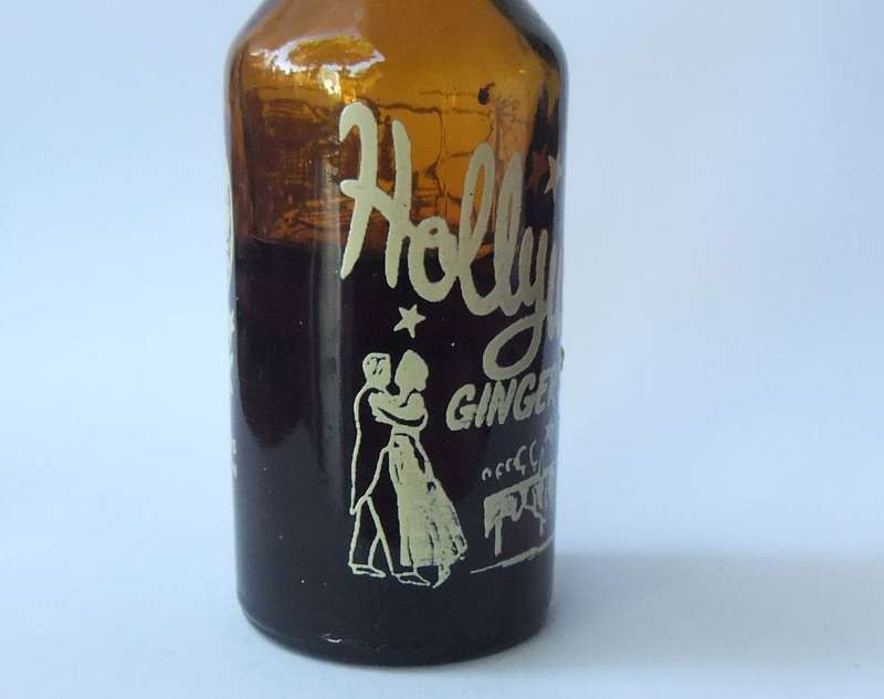 MADE IN JOHANNESBURG !! AFRICANA !! A VINTAGE MINIATURE " HOLLYWOOD " GINGER BEER BOTTLE !! WOW !!