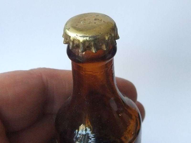 MADE IN JOHANNESBURG !! AFRICANA !! A VINTAGE MINIATURE " HOLLYWOOD " GINGER BEER BOTTLE !! WOW !!