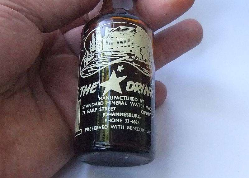 MADE IN JOHANNESBURG !! AFRICANA !! A VINTAGE MINIATURE " HOLLYWOOD " GINGER BEER BOTTLE !! WOW !!
