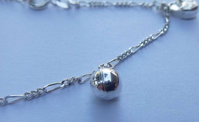 A LOVELY VINTAGE STYLE STERLING SILVER CHARM BRACELET WITH A FEW HOLLOW STARTER CHARMS !! SWEET !!